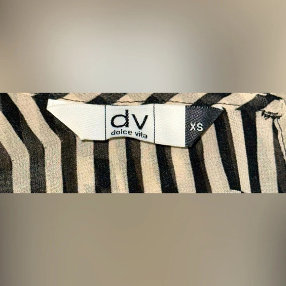 DV by Dolce Vita Sheer Blouse with open Back - Picture 9 of 9